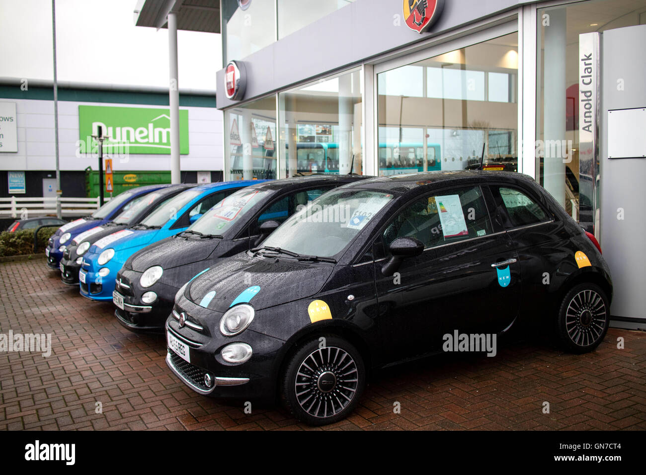 Arnold Clark Leeds Motorstore Fiat, Jeep, Abarth e Alfa di autoveicoli nuovi e usati per la vendita sul piazzale antistante Foto Stock