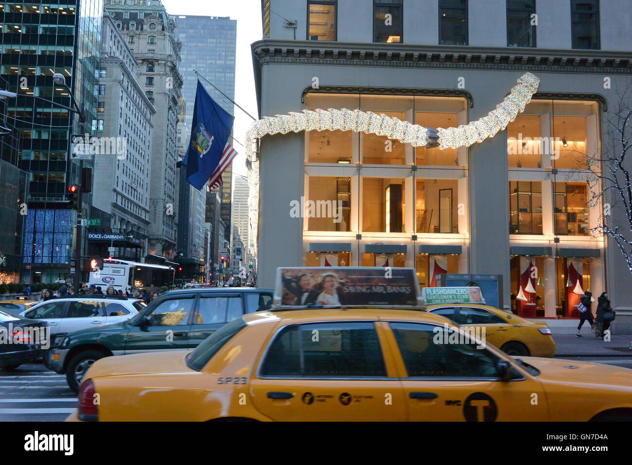 New York City taxi e le luci di Natale Foto Stock