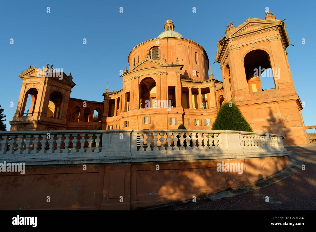 La facciata della Cattedrale cattolica di San Luca su una collina di Bologna, Italia, al tramonto Foto Stock