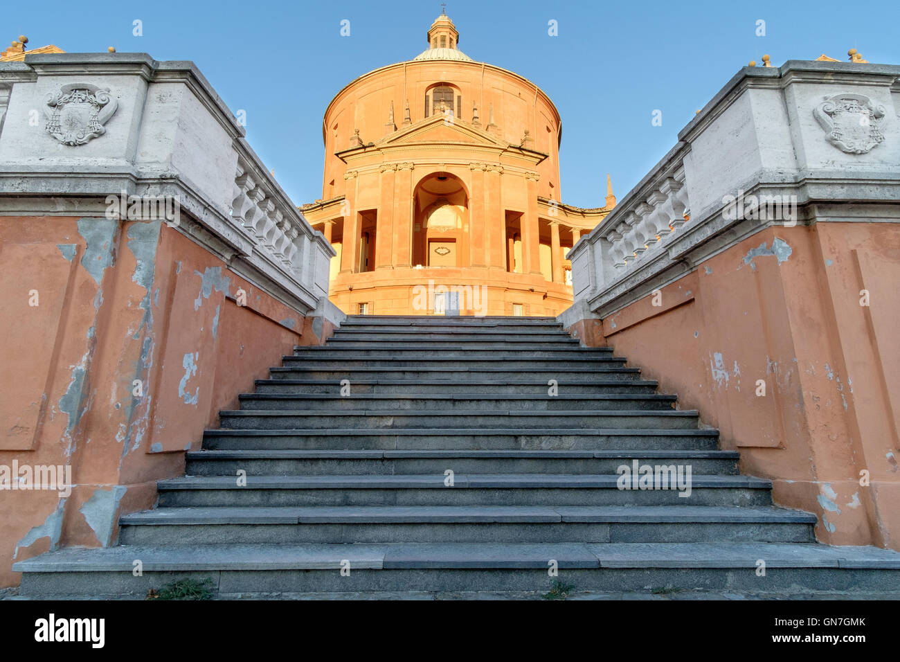 La facciata della Cattedrale cattolica di San Luca su una collina di Bologna, Italia, al tramonto Foto Stock
