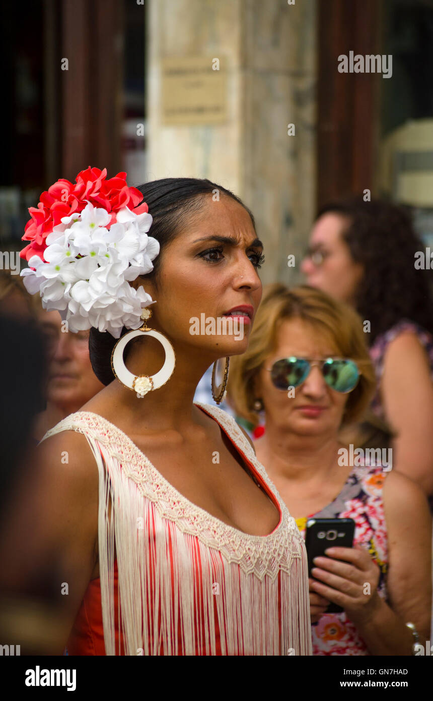 Bella Donna vestita in abito di flamenco, durante la fase di inizio della Feria annuale di Malaga, Andalusia, Spagna Foto Stock