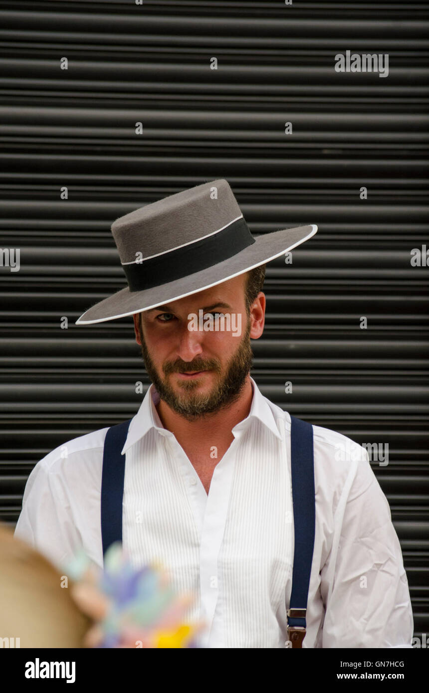 Uomo vestito nel tradizionale costume spagnolo durante la feria de Malaga,  Andalusia, Spagna Foto stock - Alamy