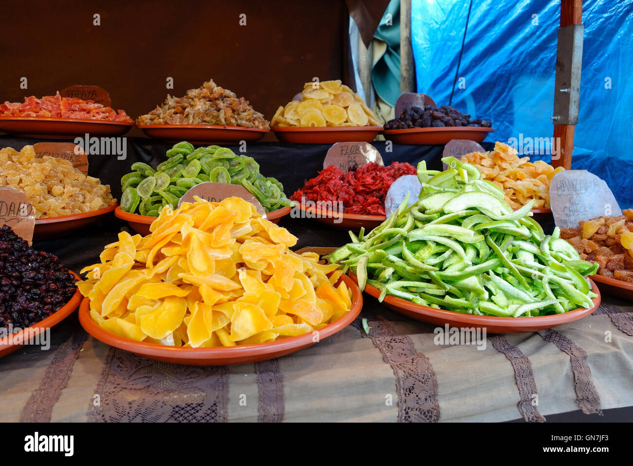 Frutta secca a sostare sulla strada del Marocco mercato. Foto Stock