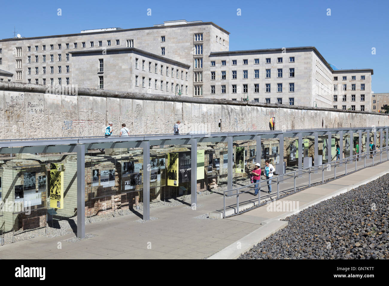 Le persone che visualizzano la mostra all'aperto presso la topografia del terrore, Berlino, Germania Foto Stock