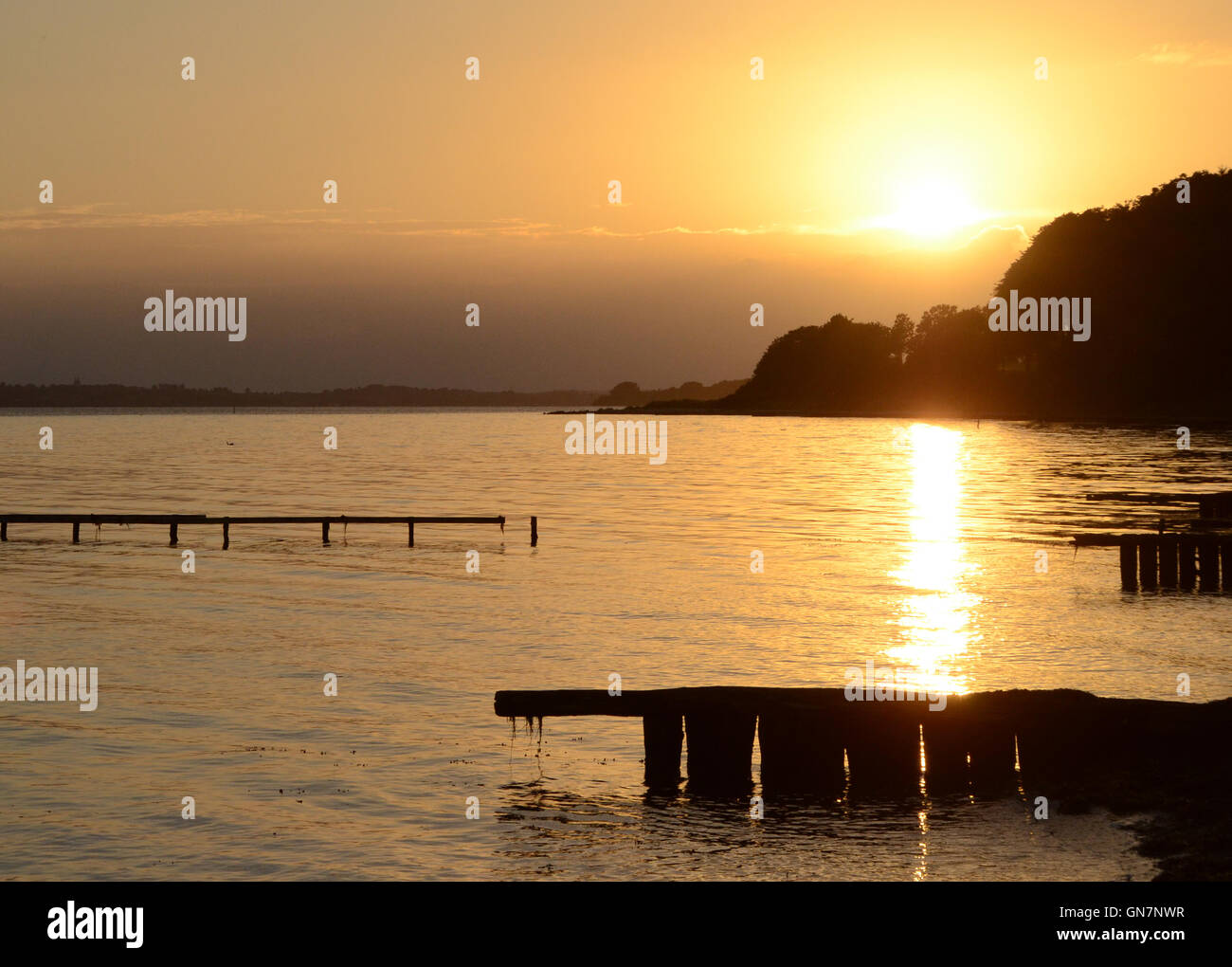 Il sole tramonta in un sacco di nuvole. Meteo domani sarà diverso. Foto Stock