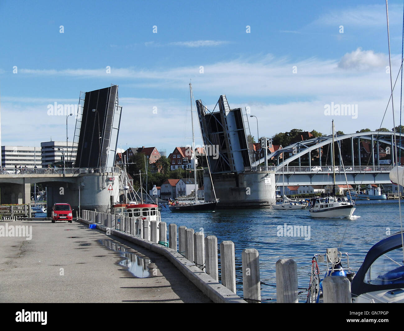 Kong Chr X's Bridge in Sønderbog è aperta per lasciar passare le barche. Foto Stock