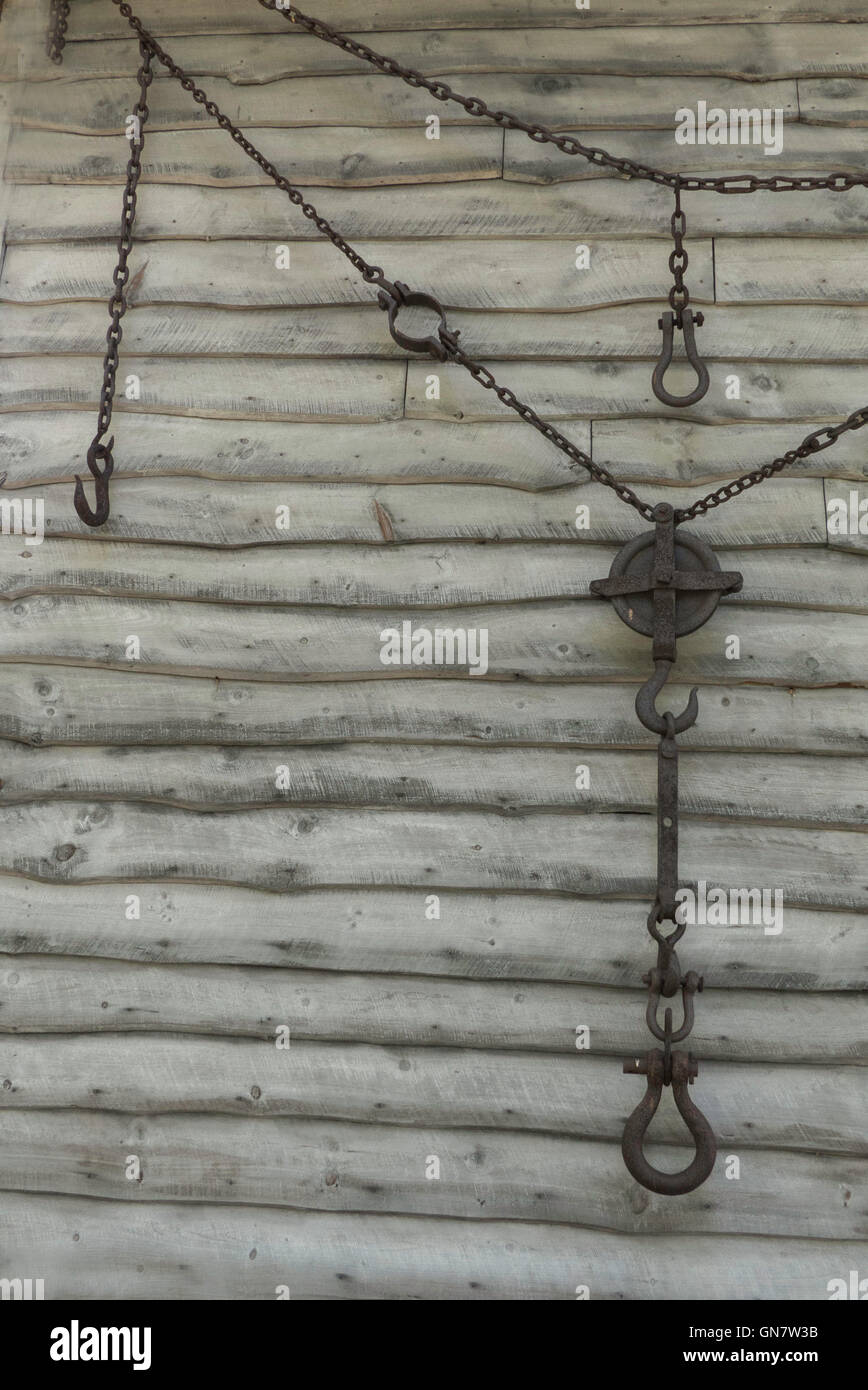 Molto vecchio blocco e affrontare appeso su vecchi rivestimenti di costruzione Foto Stock