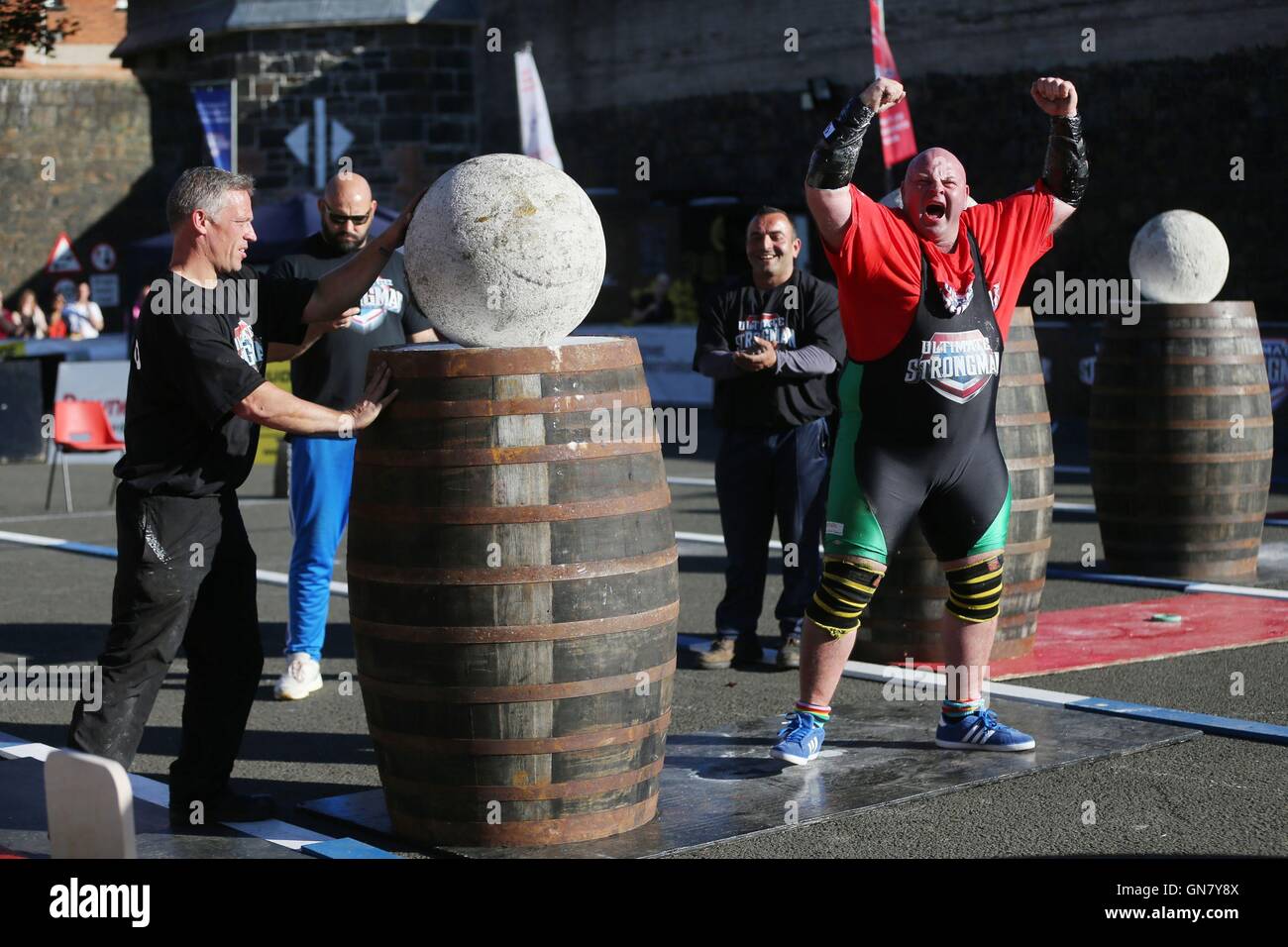 Belfast è Phil Morgan celebra la sua vittoria nelle pietre della forza round durante l'ultimo uomo forte evento Masters a Crumlin Road Gaol a Belfast. Foto Stock