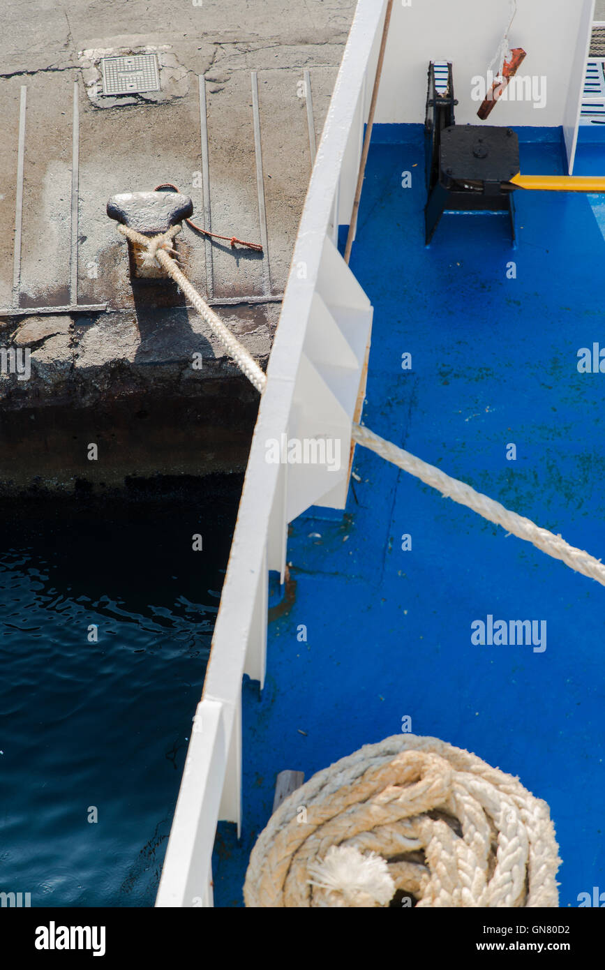 Dettaglio delle funi e tiranti sul ponte della nave Foto Stock