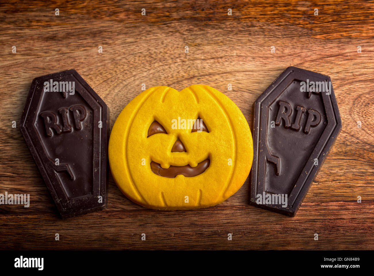 Biscotti a forma di zucca di Halloween e tombe di cioccolato Foto Stock