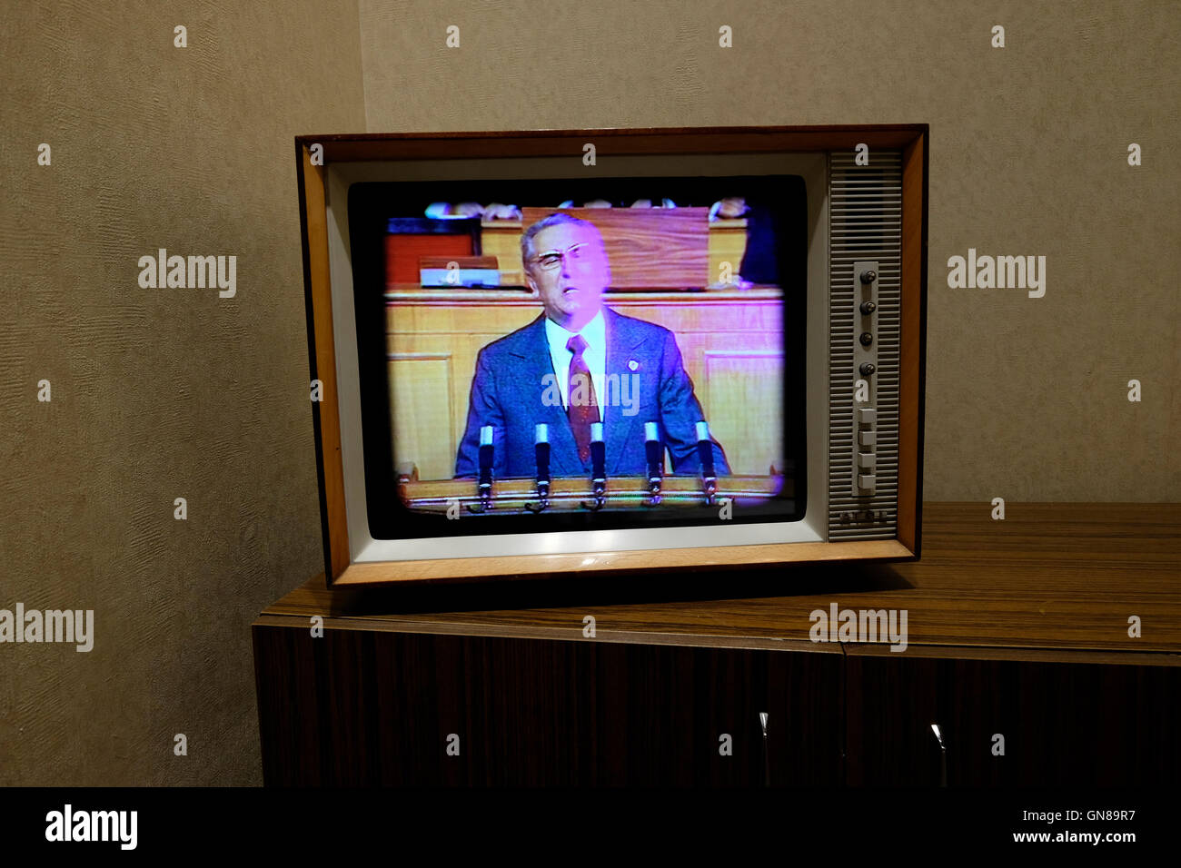 Un vecchio televisore mostra televisore trasmessi dal regime comunista visualizzata alla solidarietà europea centro un museo e biblioteca dedicata alla storia della solidarietà, il sindacato unione civile e di un movimento di resistenza e di altri movimenti di opposizione di comunista in Europa orientale si trova nella città di Danzica Polonia settentrionale Foto Stock