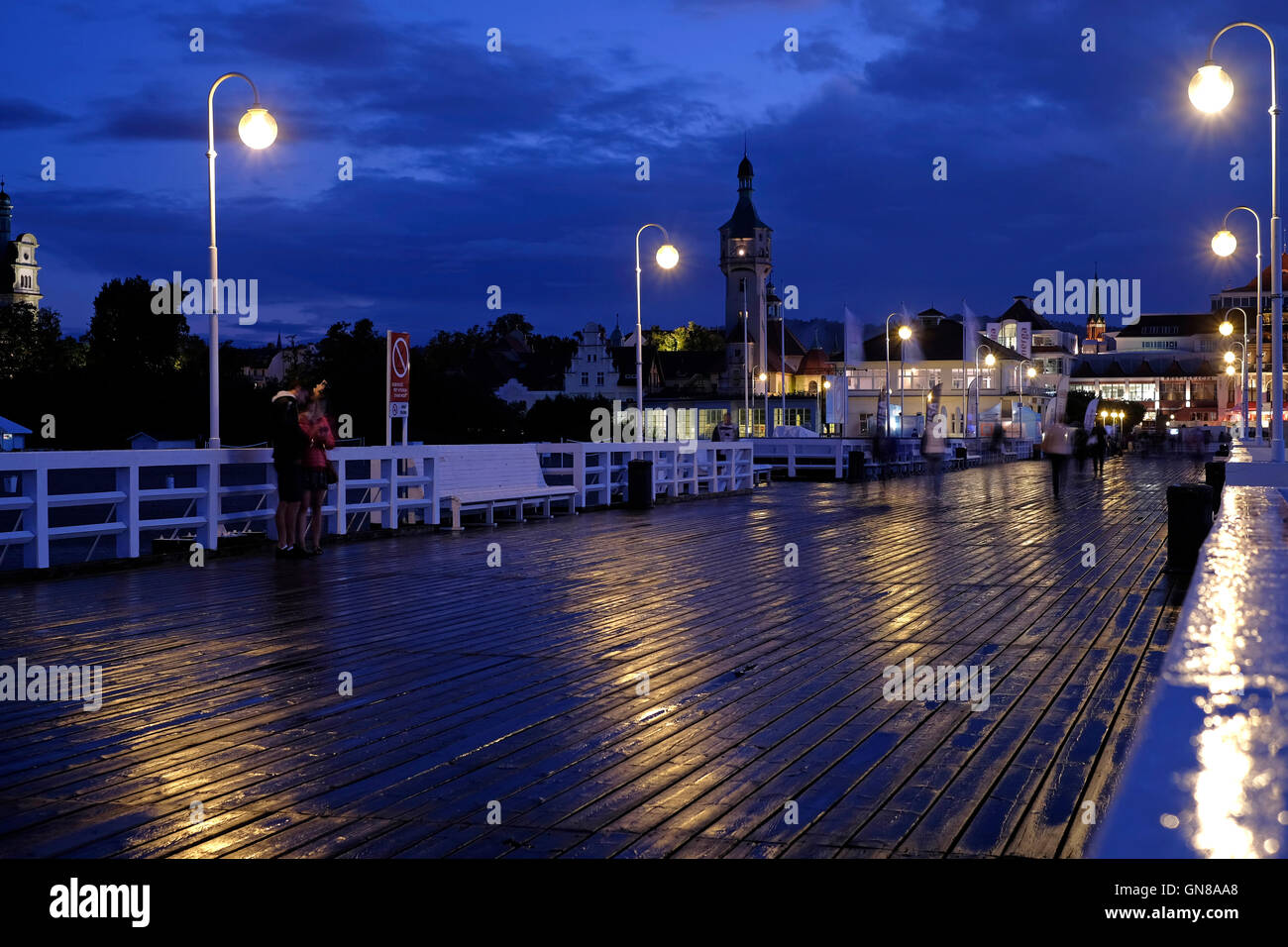 Vista del più lungo molo di legno in Europa nella città di Sopot una località balneare nella parte orientale della Pomerania sulla costa meridionale del Mar Baltico della Polonia settentrionale Foto Stock