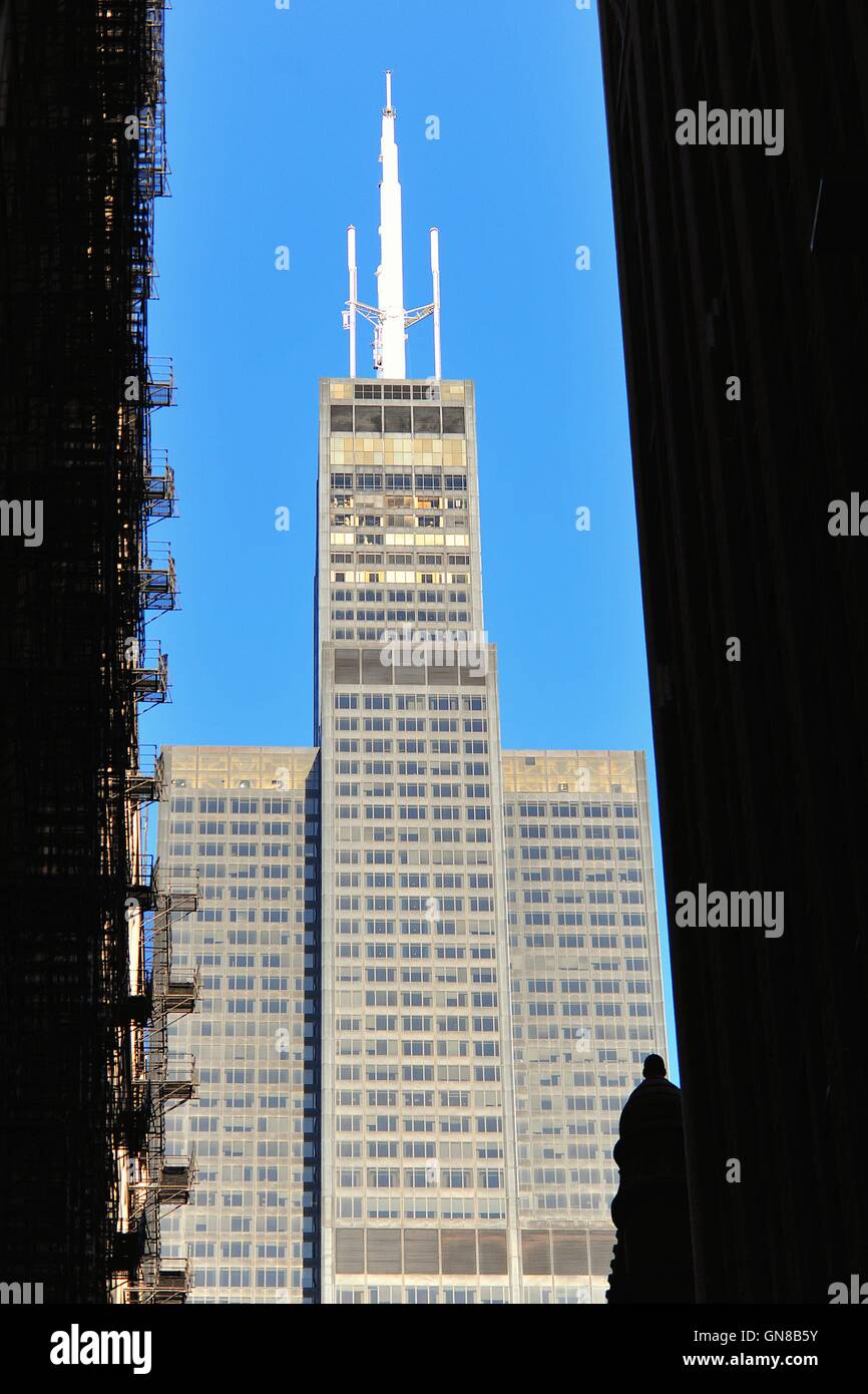 Chicago's Willis Tower (formerly Sears Tower) come visto attraverso un varco nella skyline della citta'. Chicago, Illinois, Stati Uniti d'America. Foto Stock