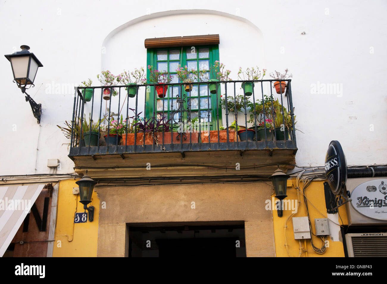 Guardando il ferro battuto balcone centro di Ronda Foto Stock