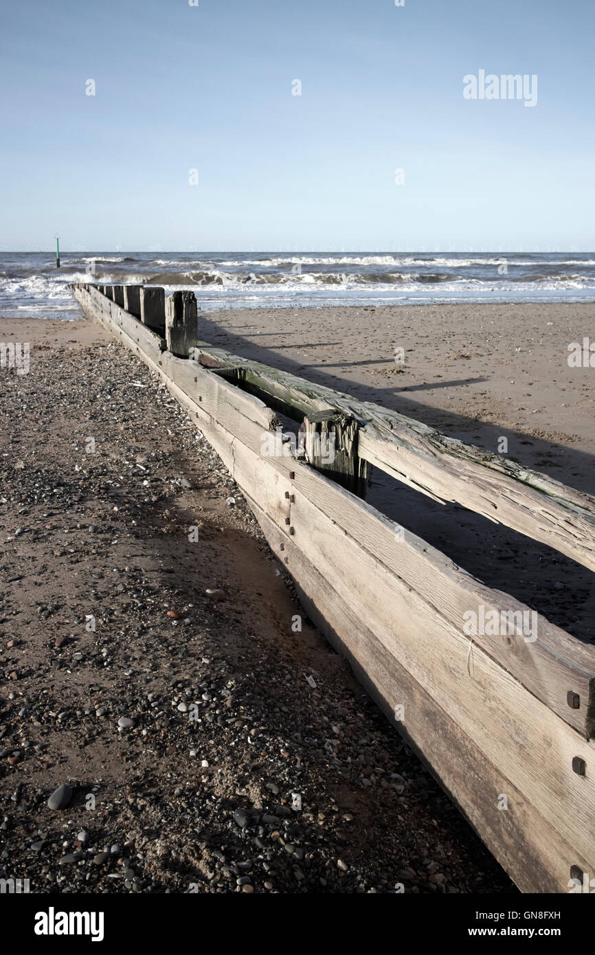 Groyne in legno le difese di mare sulla spiaggia di rhyl Galles del nord Foto Stock
