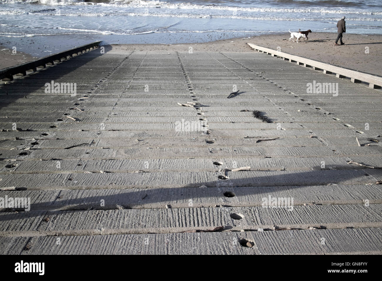 Scialuppa di salvataggio concreto di uno scalo a Rhyl Beach Foto Stock