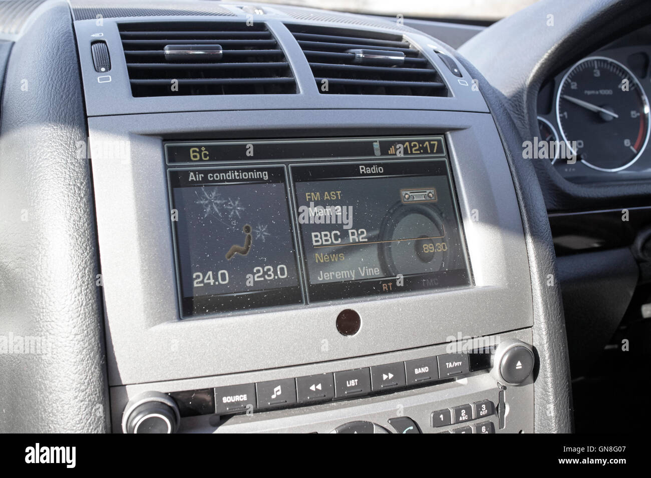 BBC Radio 2 visualizzazione su auto nella schermata display intrattenimenti Foto Stock
