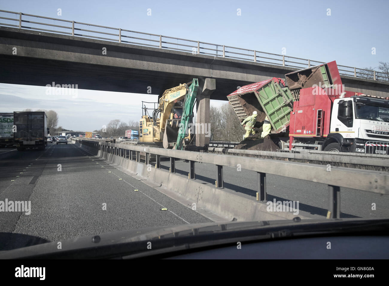 Percorrendo l autostrada del regno unito con lavori stradali nella zona centrale di prenotazione presso un ponte Foto Stock