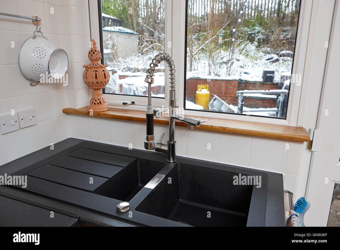 Nero moderno lavello da cucina e gli chef bloc sciacquatrice tocca guardare fuori per non mantenuti winter garden Foto Stock