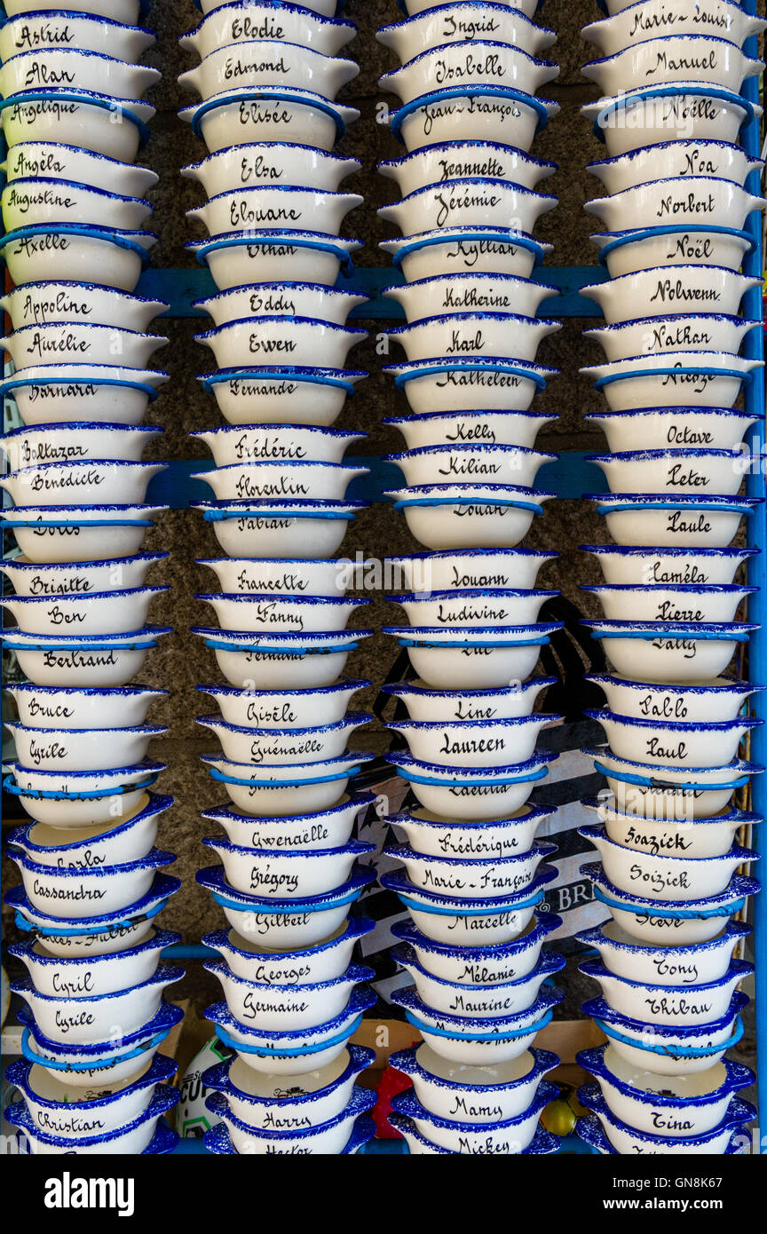 Nome francese tradizionale di bicchieri o tazze in una pila verticale per la vendita. Foto Stock