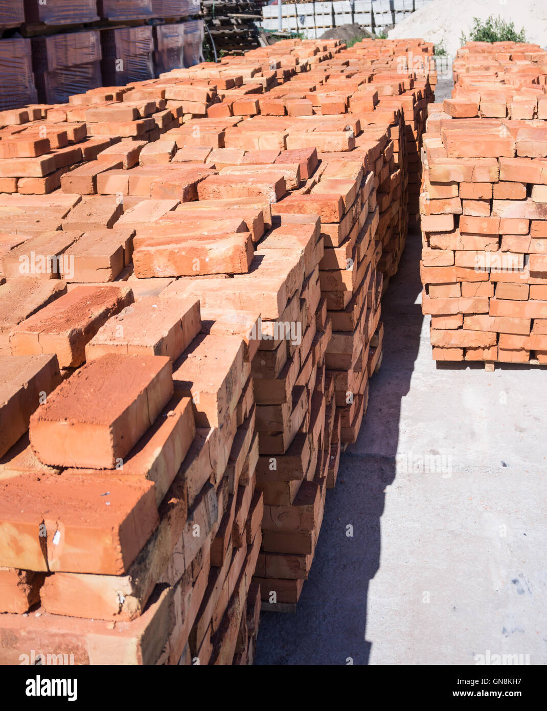 Ceramica di mattoni rossi accatastati in pile. Il materiale per la  costruzione di edifici Foto stock - Alamy