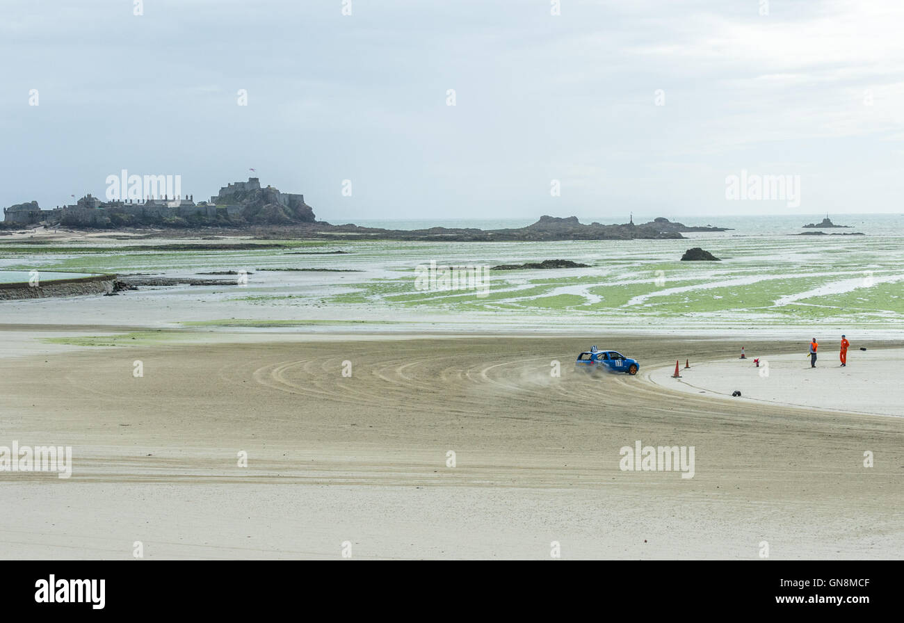 Sabbia racing a St. Aubin's Bay, Jersey. Foto Stock