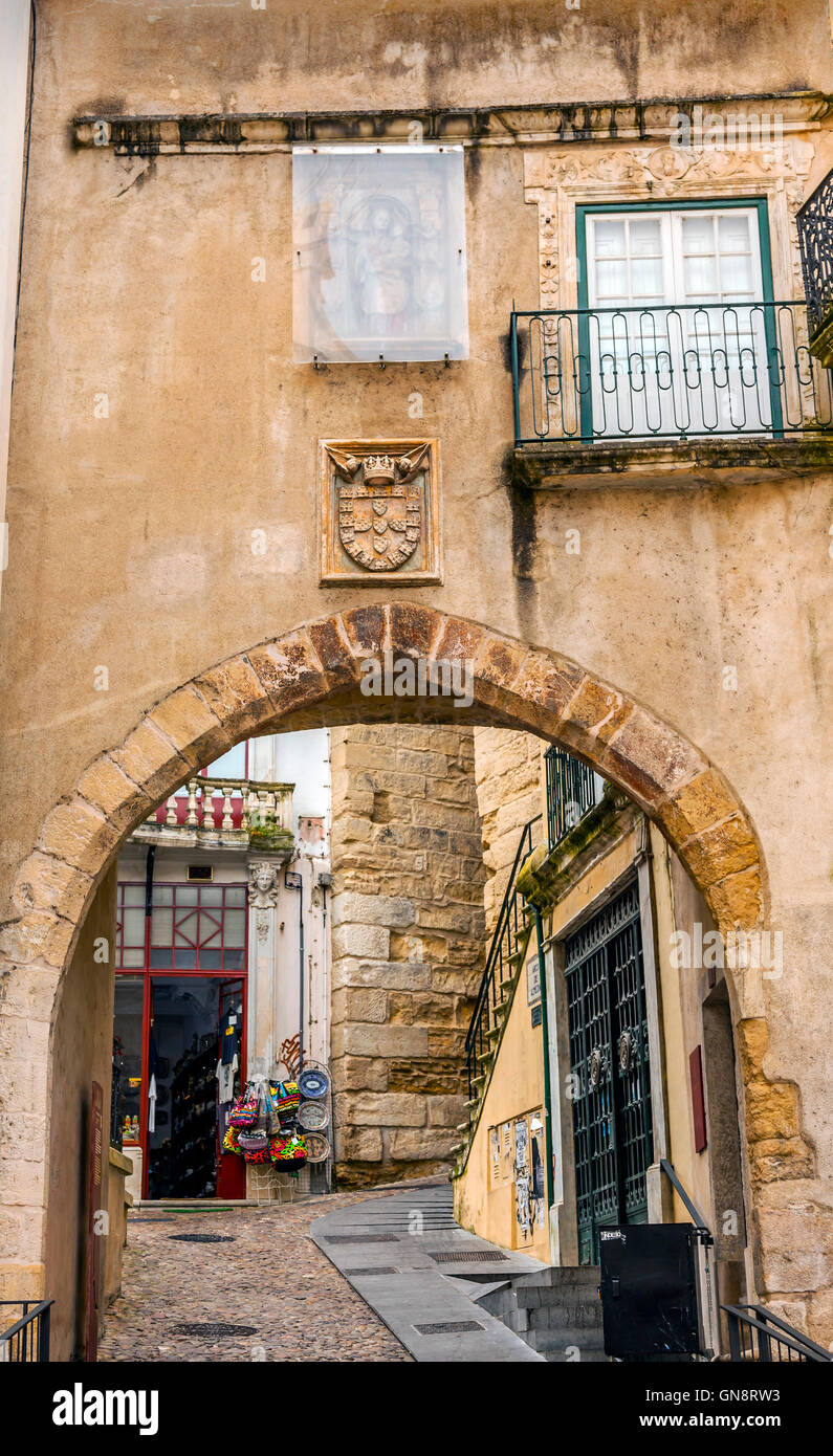 Il vecchio del XII secolo Arch Arco de Almediina città medievale di Coimbra in Portogallo. Arco conduce alla Città Alta e Università di Coimbra Foto Stock