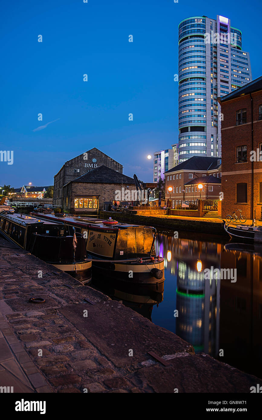 Bridgewater Place, Leeds dal lato del canale a Granary Wharf. Inizio serata con la luna appena salita verso la torre Foto Stock