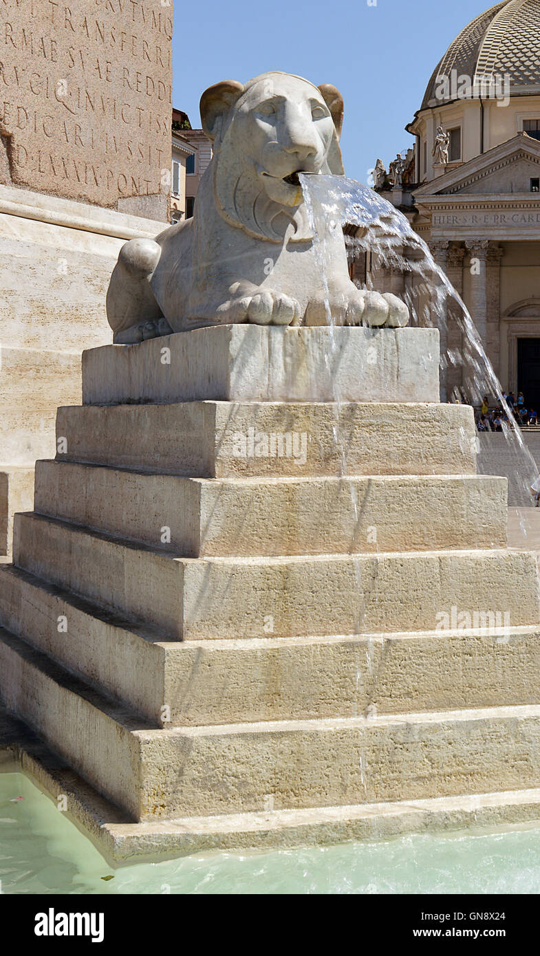 Roma, Italia - 3 Luglio 2016: Uno dei egizio-style lion fontane aggiunto intorno all'obelisco di Ramses II in Piazza del Popolo Foto Stock