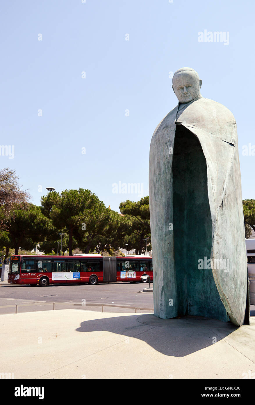 In attesa di un autobus: Oliviero Rainaldi's rettificate la statua di Papa Giovanni Paolo II alla stazione Termini, Roma Foto Stock