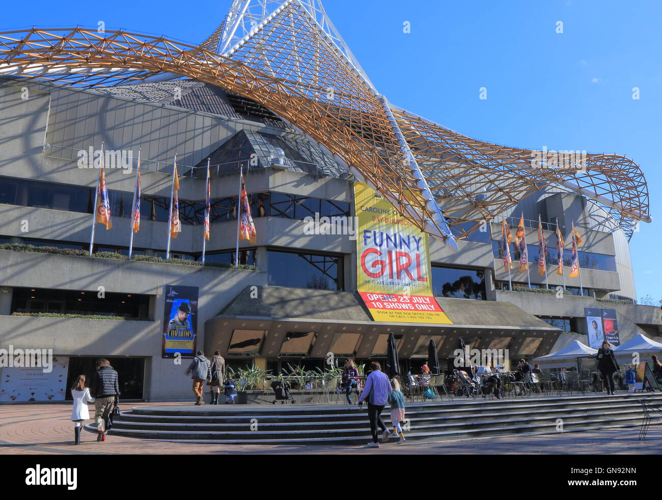 La gente visita il Centro delle Arti di Melbourne in Australia. Foto Stock