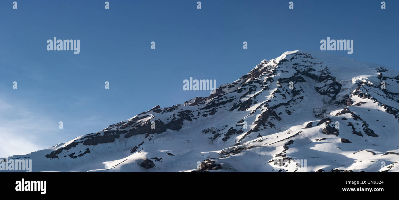 Vista panoramica come il sole tramonta su Mount Rainier National Park in Cascade Mountains, Washington, USA Foto Stock