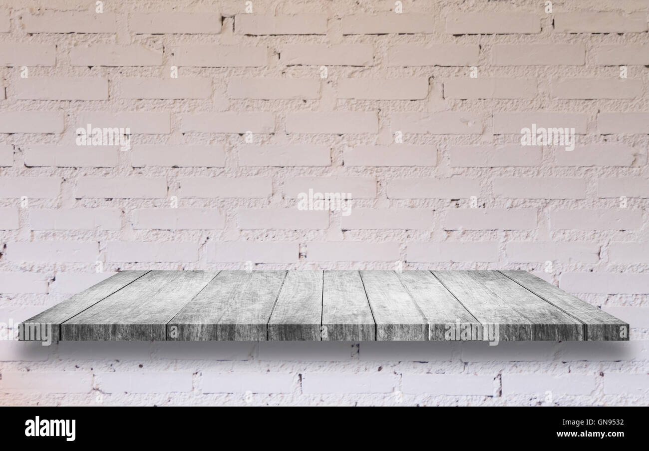 Parte superiore del bianco e nero scaffale di legno con il bianco muro di mattoni decorata in coffee shop Foto Stock
