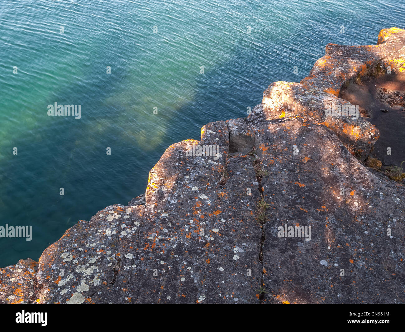 Spiaggia Rocciosa e acqua - Parco nazionale Isle Royale. Lago Superiore, Michigan. Est. Foto Stock