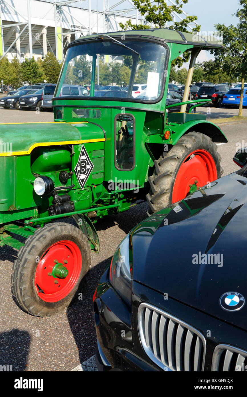 Sport, calcio, Bundesliga, 2016/2017, Borussia Moenchengladbach, Stadio Borussia Park, umorismo, curiosità, trattore agricolo con club emblema del Borussia in un parcheggio presso lo stadio Foto Stock