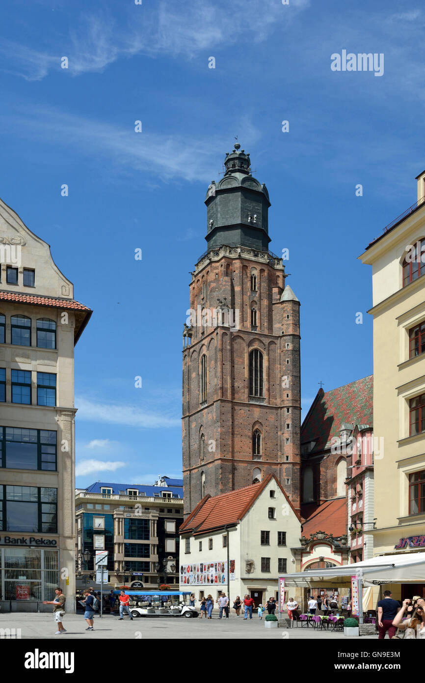 Vista dalla Piazza del Mercato nel centro storico della Città Vecchia di Wroclaw su Santa Elisabetta la Chiesa in Polonia. Foto Stock
