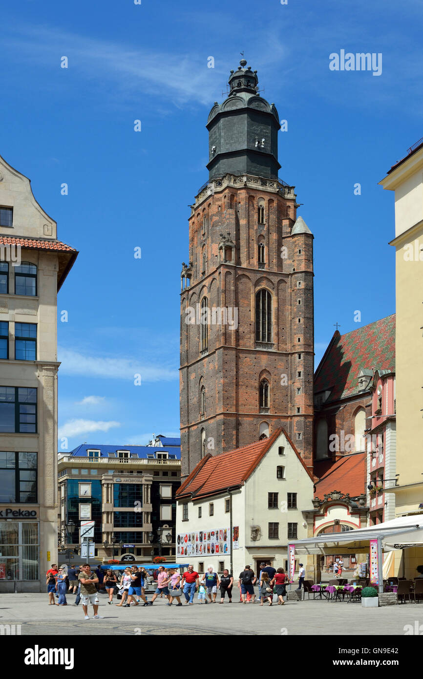 Vista dalla Piazza del Mercato nel centro storico della Città Vecchia di Wroclaw su Santa Elisabetta la Chiesa in Polonia. Foto Stock