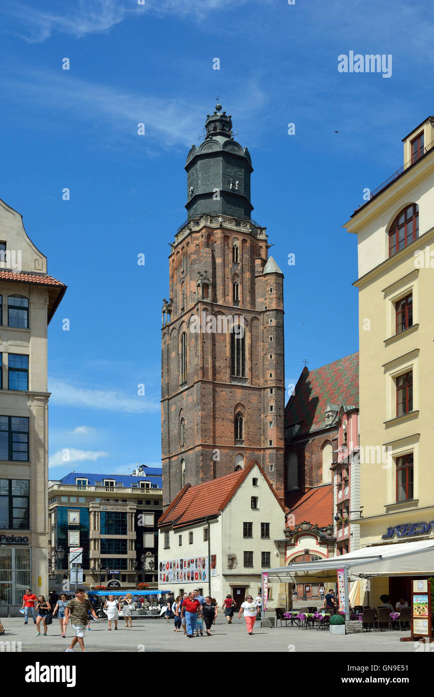 Vista dalla Piazza del Mercato nel centro storico della Città Vecchia di Wroclaw su Santa Elisabetta la Chiesa in Polonia. Foto Stock