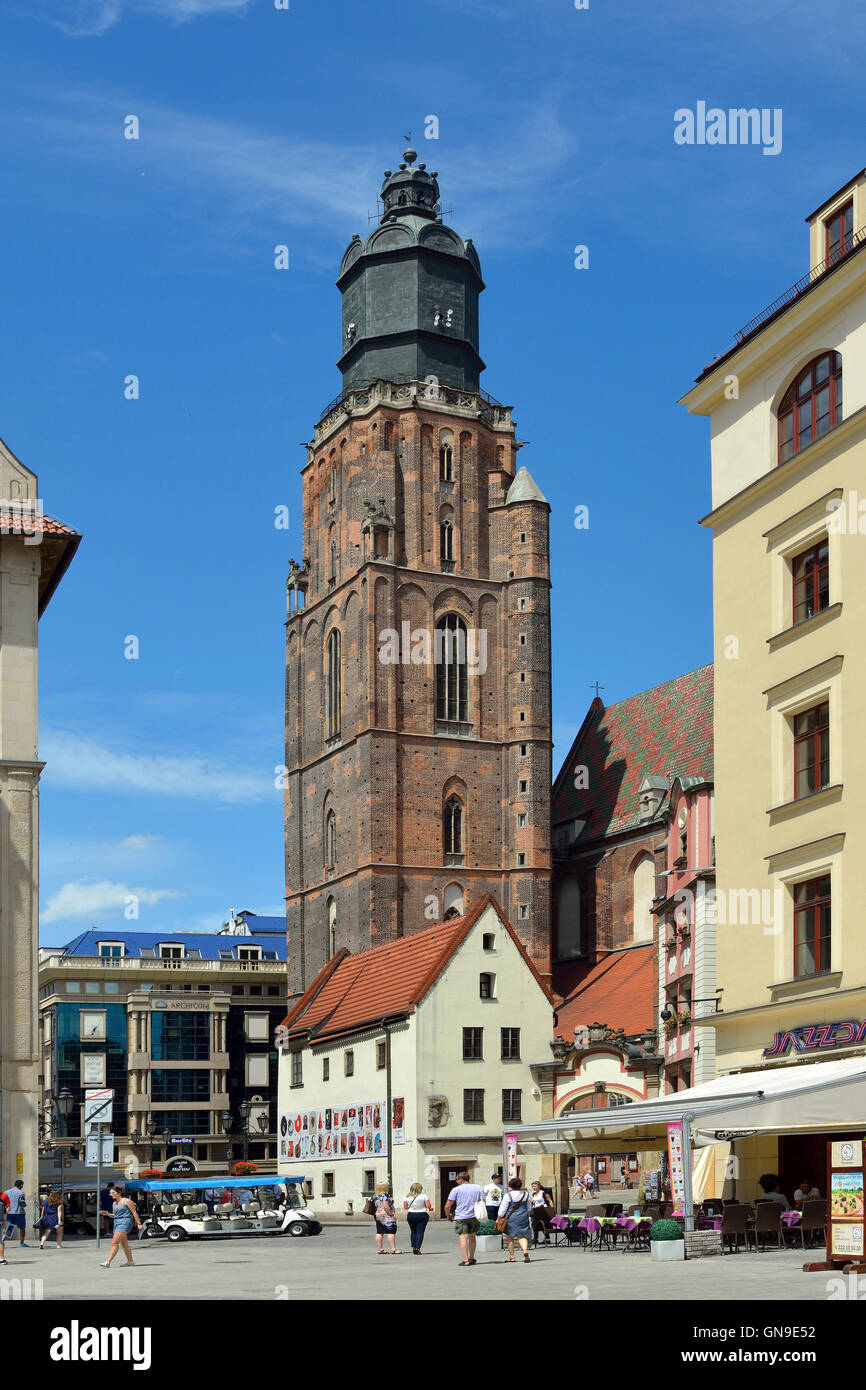 Vista dalla Piazza del Mercato nel centro storico della Città Vecchia di Wroclaw su Santa Elisabetta la Chiesa in Polonia. Foto Stock