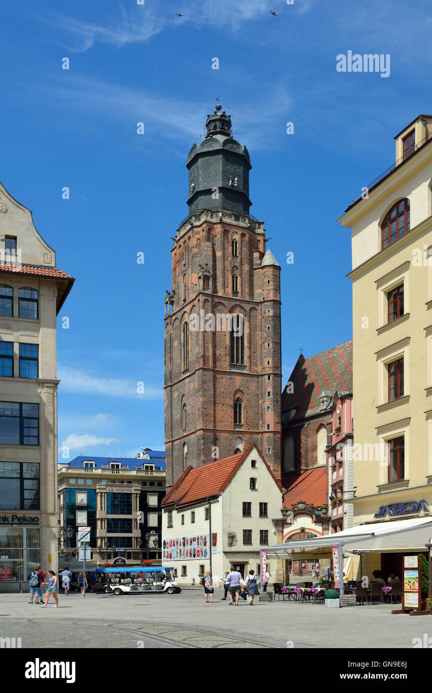 Vista dalla Piazza del Mercato nel centro storico della Città Vecchia di Wroclaw su Santa Elisabetta la Chiesa in Polonia. Foto Stock