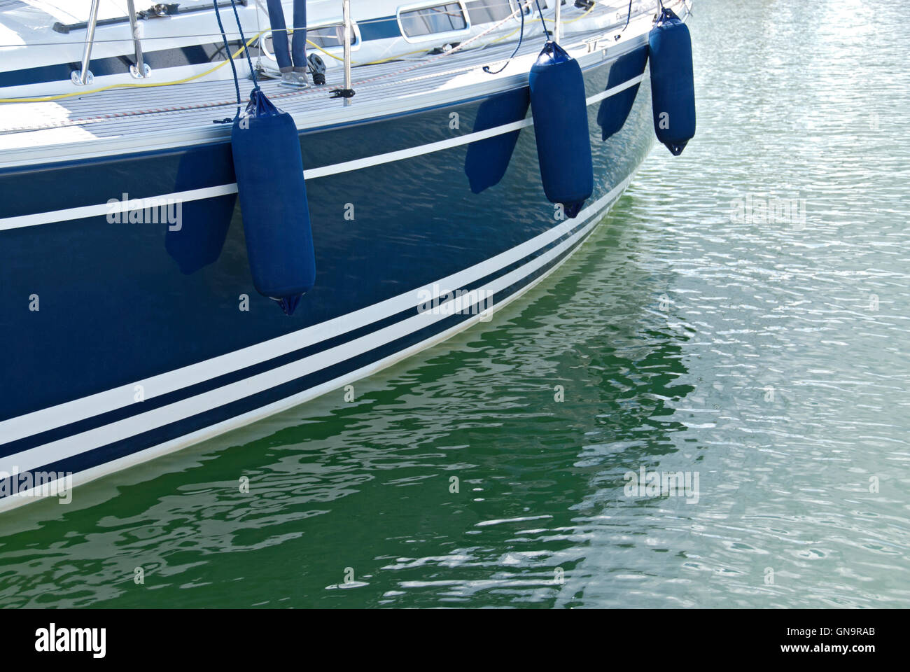 Blue motoscafo in acqua calma Foto Stock
