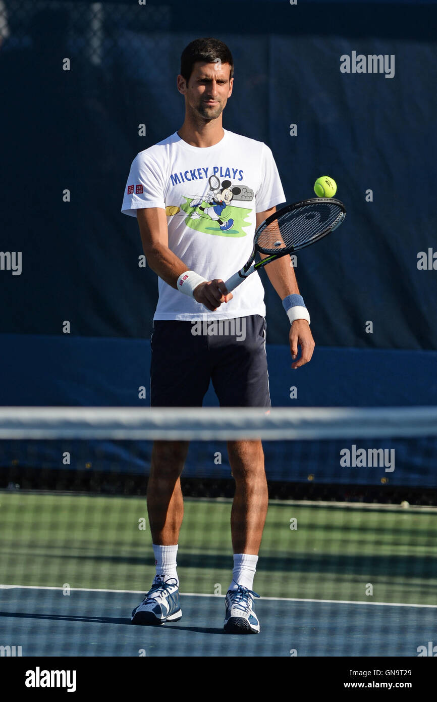 New York, Stati Uniti d'America. 28 Agosto, 2016. Novak Djokovic sulla pratica corte presso l'USTA Billie Jean King National Tennis Center il 28 agosto 2016 nel lavaggio delle regine. Credito: MediaPunch Inc/Alamy Live News Foto Stock