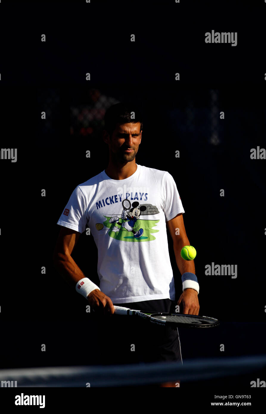 New York, Stati Uniti. 28 Agosto, 2016. Novak Djokovic durante una sessione di prove libere di Domenica, 28 agosto, presso il National Tennis Center in Flushing Meadows di New York. Djokovic è stata la pratica per gli Stati Uniti Aprire i campionati di tennis che inizia il lunedì, Agosto 29th. Credito: Adam Stoltman/Alamy Live News Foto Stock