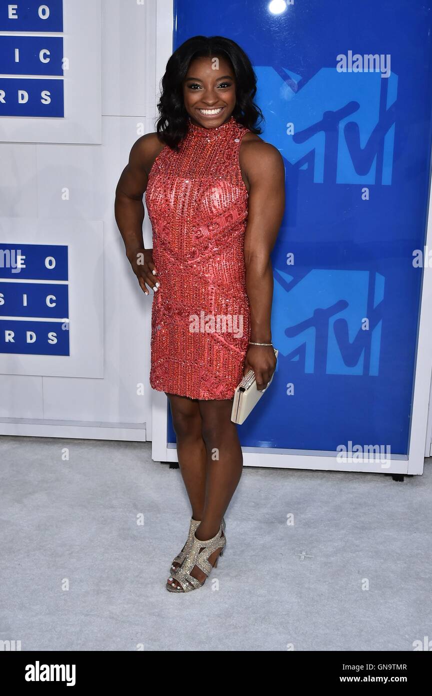 New York, NY, STATI UNITI D'AMERICA. 28 Agosto, 2016. Simone Biles presso gli arrivi per 2016 MTV Video Music Awards VMAs - Arrivi 2, Madison Square Garden di New York, NY Agosto 28, 2016. Credito: Steven Ferdman/Everett raccolta/Alamy Live News Foto Stock