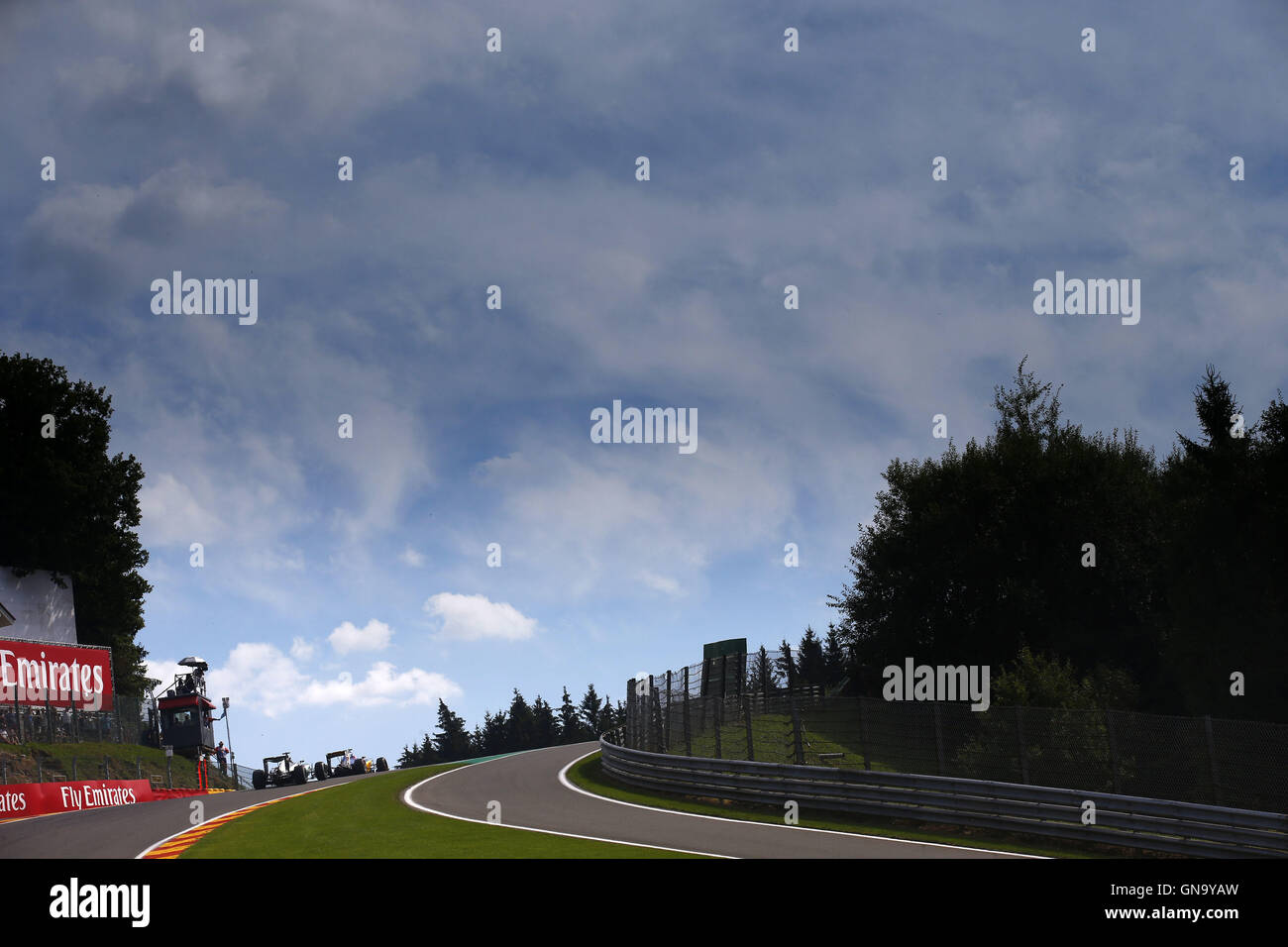 Motorsports: FIA Formula One World Championship 2016, il Gran Premio del Belgio, #12 Felipe Nasr (BRA, Sauber F1 Team), #6 Nico Rosberg (GER, Mercedes AMG Petronas Formula One Team), Foto Stock