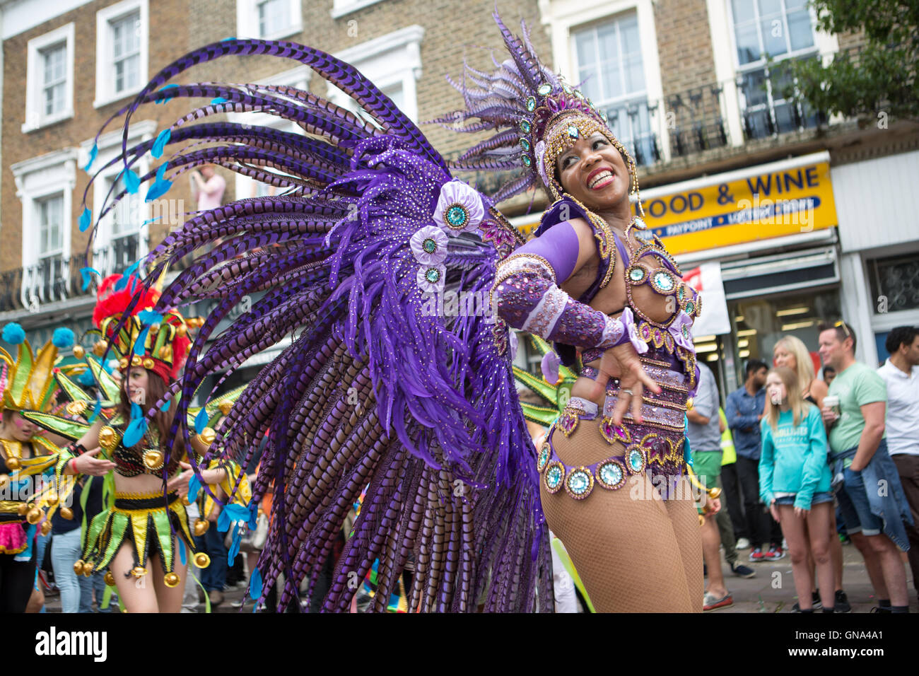 Paraiso Scuola di Samba in esecuzione il carnevale di Notting Hill parade, 29 agosto 2016. Foto Stock