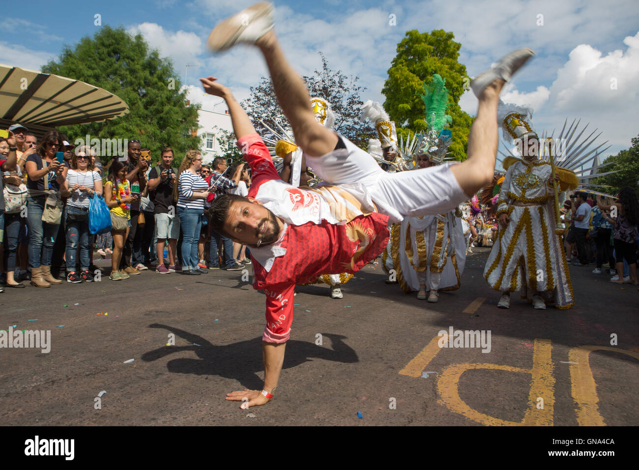 Paraiso Scuola di Samba in esecuzione il carnevale di Notting Hill parade, 29 agosto 2016. Foto Stock