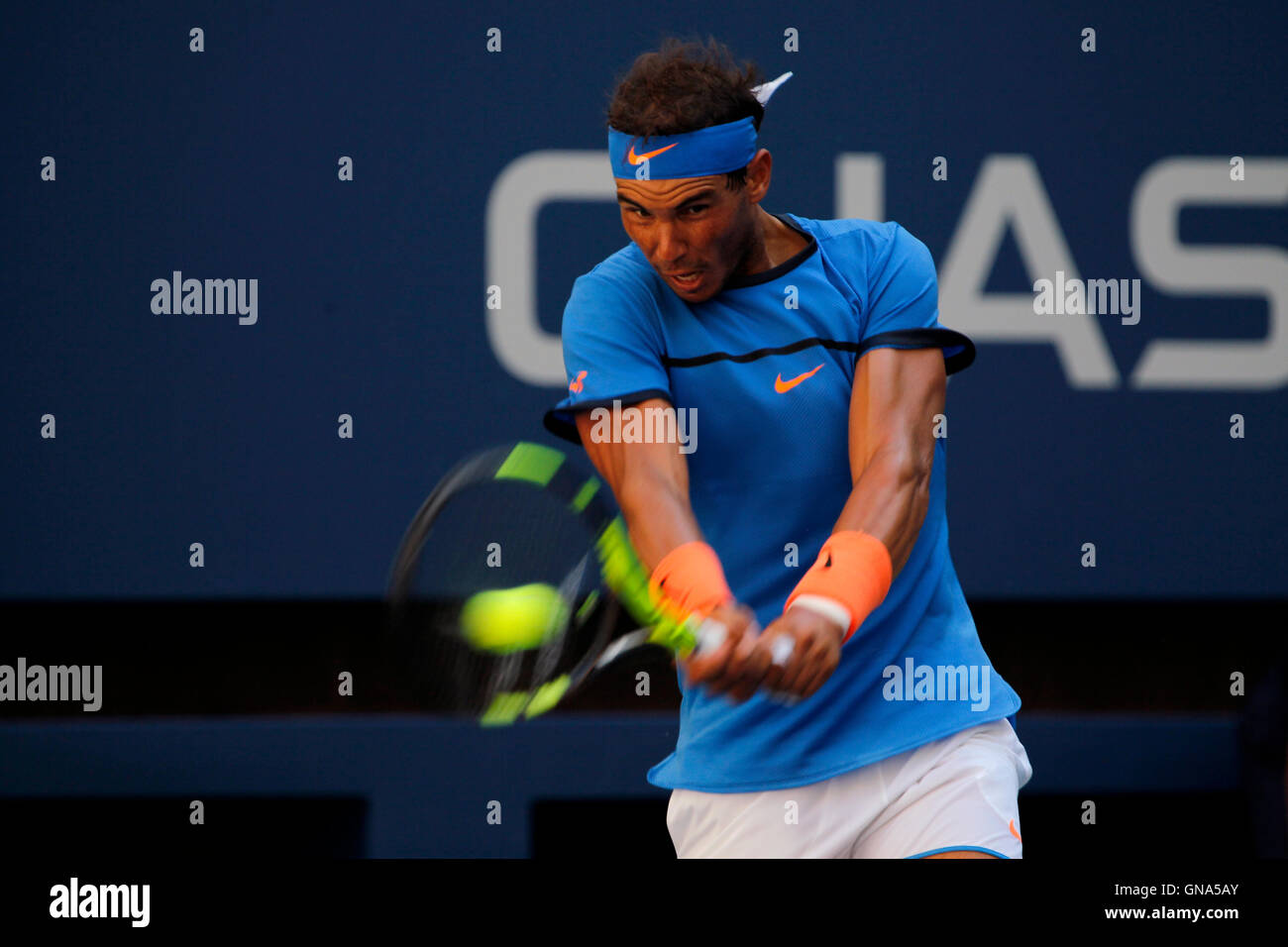 New York, Stati Uniti. Il 29 agosto, 2016. La Spagna di Rafael Nadal in azione durante il suo match di primo turno contro Denis Istomin dell Uzbekistan nel primo round di U.S. Aprire i campionati di tennis a Flushing Meadows, New York Lunedì, Agosto 29th. Credito: Adam Stoltman/Alamy Live News Foto Stock