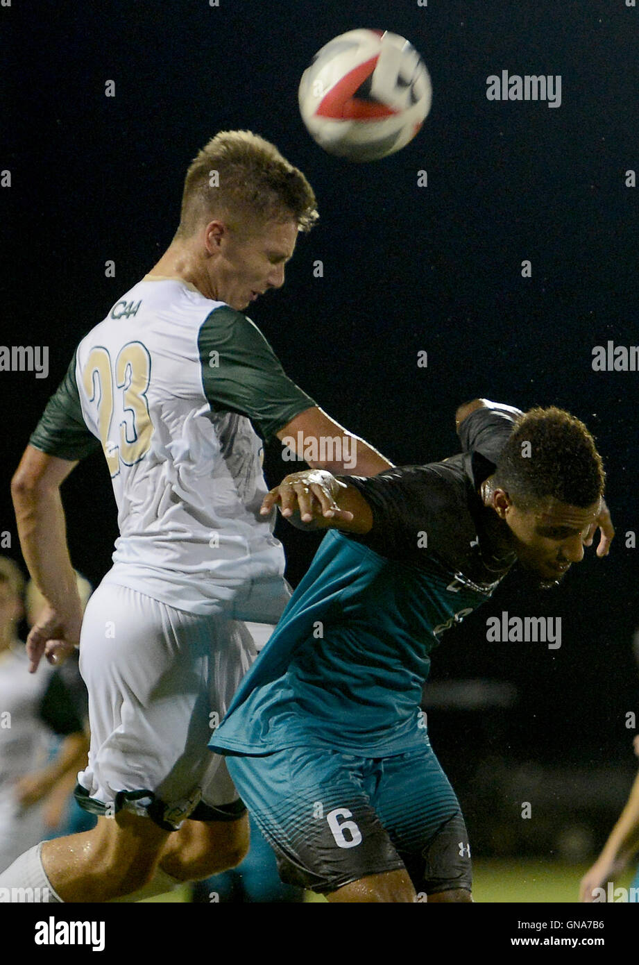 Williamsburg, VA, Stati Uniti d'America. Il 29 agosto, 2016. 20160829 - William e Maria centrocampista RILEY SPAGNA (23) Capi la palla su Coastal Carolina defender Ryan Reid (6) nella seconda metà alla famiglia Martin Stadium di Williamsburg, Virginia © Chuck Myers/ZUMA filo/Alamy Live News Foto Stock