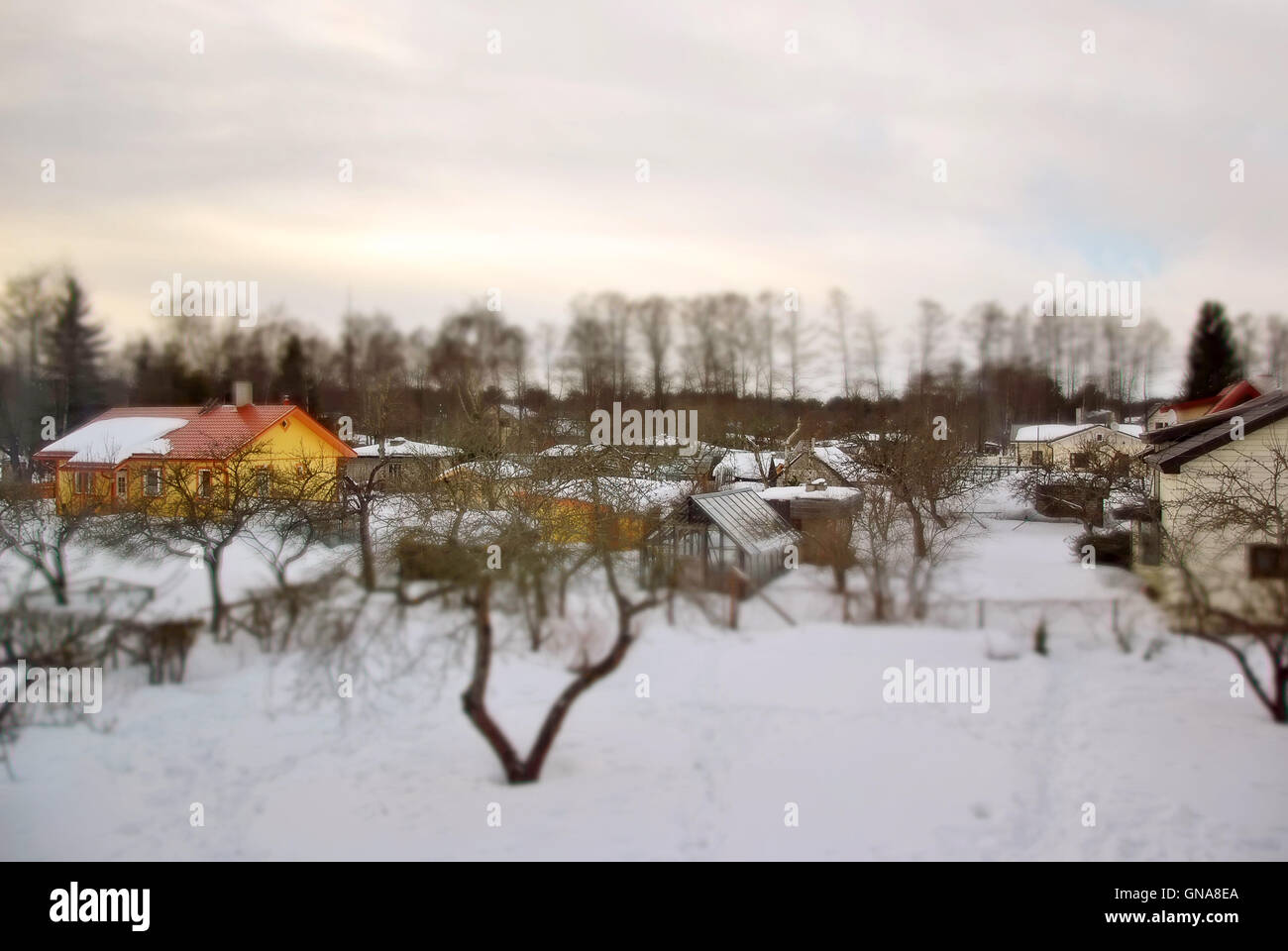 L'inverno. Bungalow villaggio con tilt shift effetto lente. Foto Stock